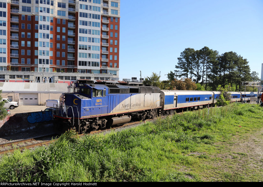 RNCX 1871 leads train P075-13 away from Capital yard